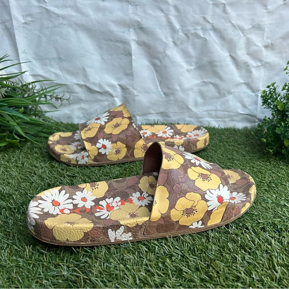 COACH
Udele Sig Floral Sport Slide
Women size 10 NEW
$95.00
Color: Beige - Picture 15 of 16